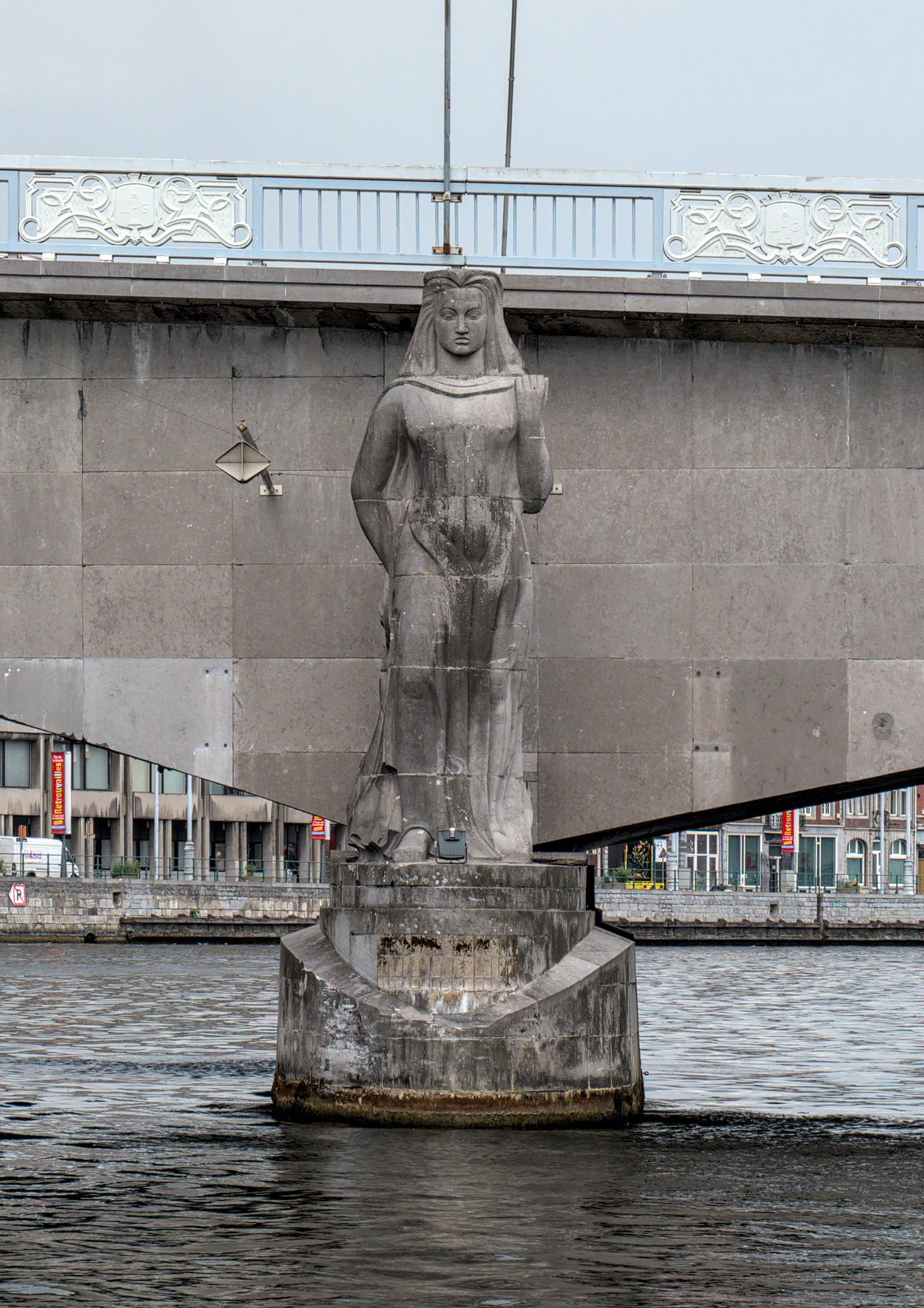 Crossing the Pont des Arches